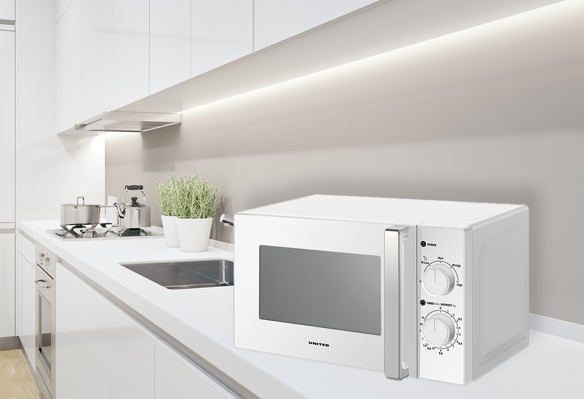 Ο φούρνος μικροκυμάτων σε μια κουζίνα